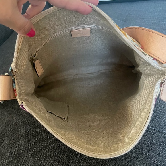 Gucci perforated floral print canvas oversized messenger crossbody - Picture 14 of 17